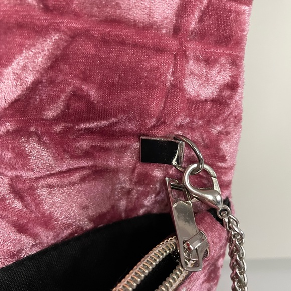 Street Level velvet crossbody bag - Picture 14 of 15